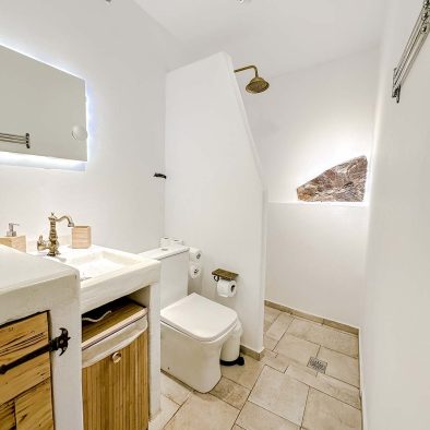 Bathroom with walk in shower in Mountain Bliss Guesthouse 2
