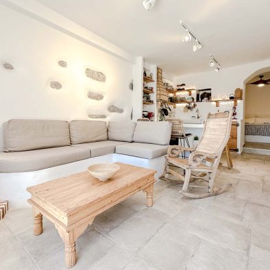 Open plan living and kitchen area in Mountain Bliss Guesthouse 2