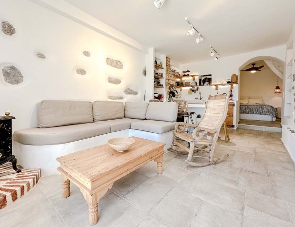 Open plan living and kitchen area in Mountain Bliss Guesthouse 2