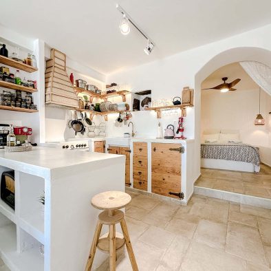 Open plan living area and kitchen in Mountain Bliss Guesthouse 2