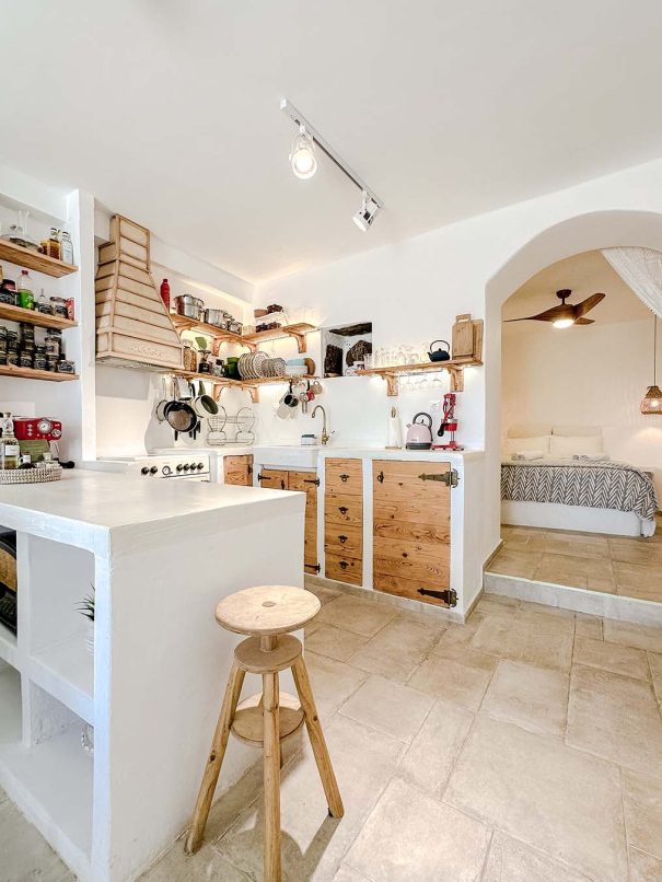 Open plan living area and kitchen in Mountain Bliss Guesthouse 2