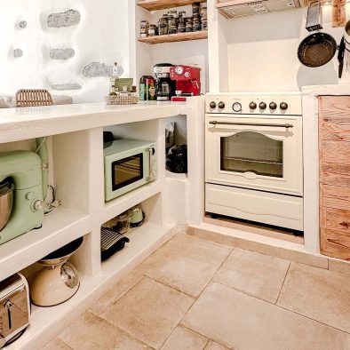 Fully equipped kitchen in Mountain Bliss Guesthouse 2