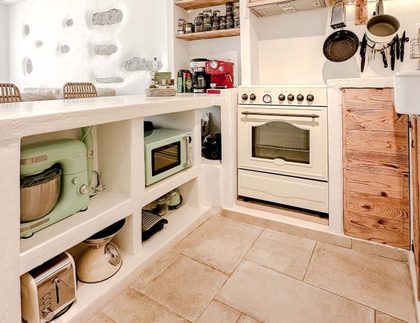 Fully equipped kitchen in Mountain Bliss Guesthouse 2