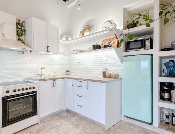 Fully equipped kitchen in Mountain Bliss Guesthouse 1