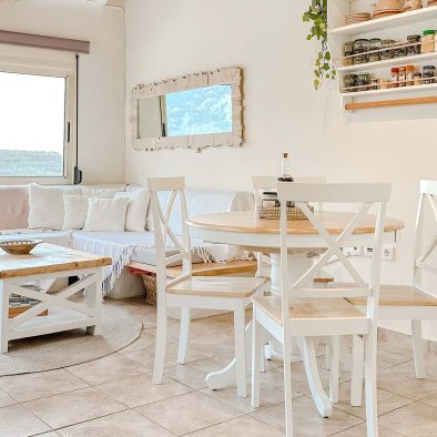 Dining area and fully equipped kitchen in Guesthouse 1