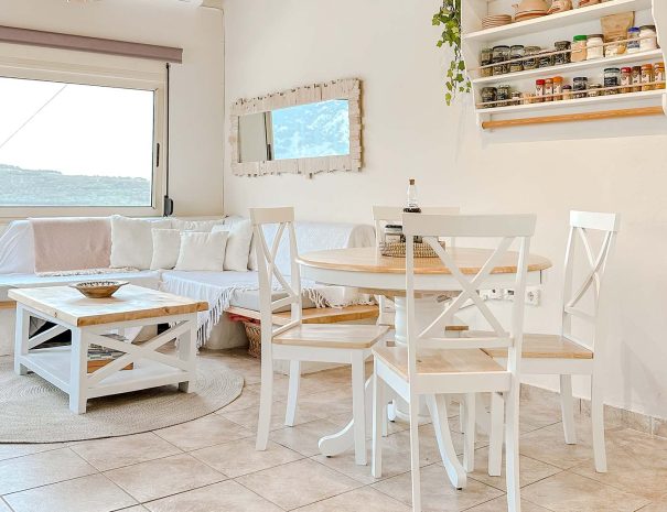 Dining area and fully equipped kitchen in Guesthouse 1