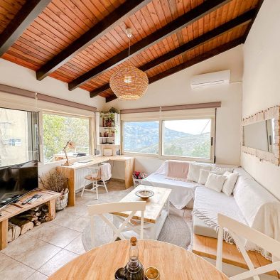 Bright living room with exposed wooden ceiling in Guesthouse 1