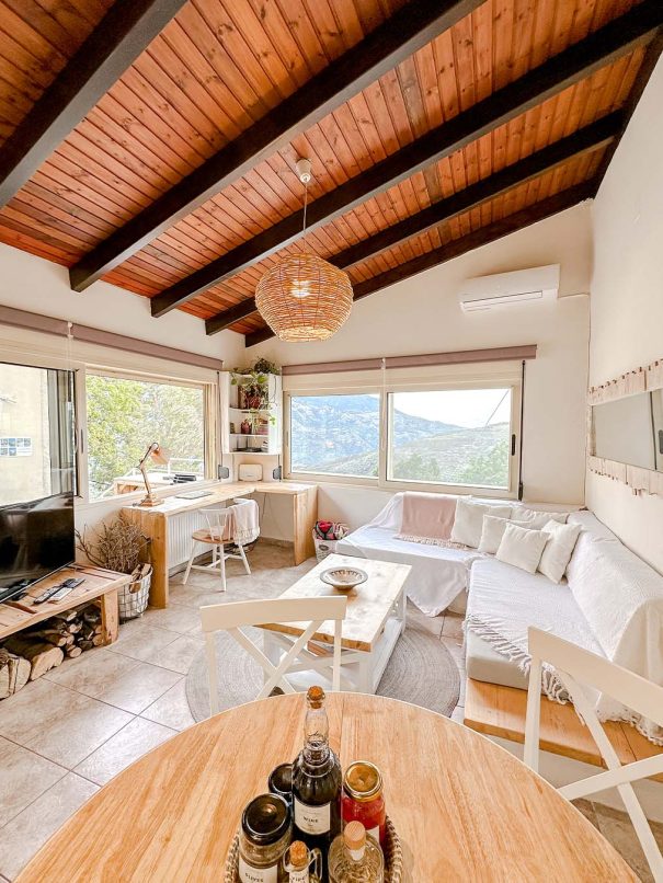 Bright living room with exposed wooden ceiling in Guesthouse 1
