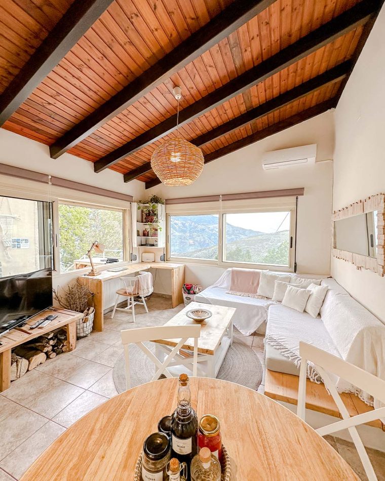 Bright living room with exposed wooden ceiling in Guesthouse 1
