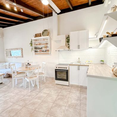 Fully equipped kitchen in Mountain Bliss Guesthouse 1