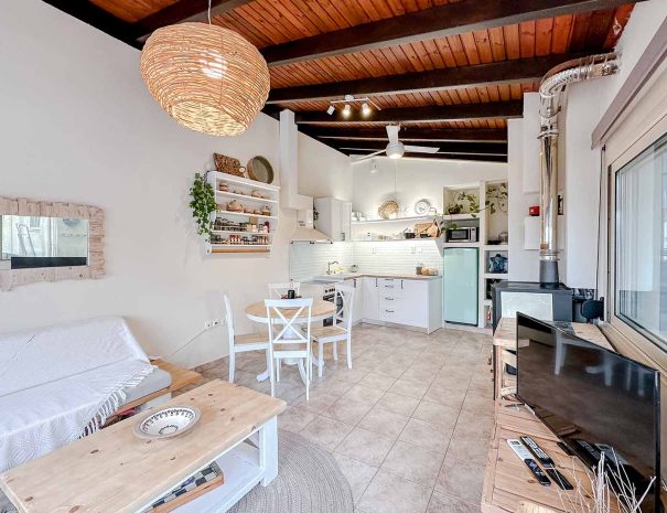Open plan kitchen and living area in Mountain Bliss Guesthouse 1