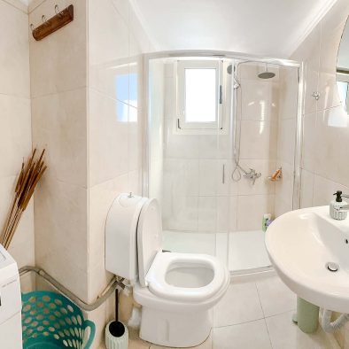 Bathroom with shower in Mountain Bliss Guesthouse 1