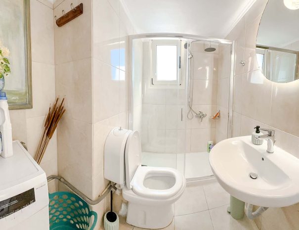 Bathroom with shower in Mountain Bliss Guesthouse 1