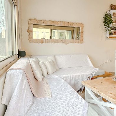 Comfortable living area in Mountain Bliss Guesthouse 1