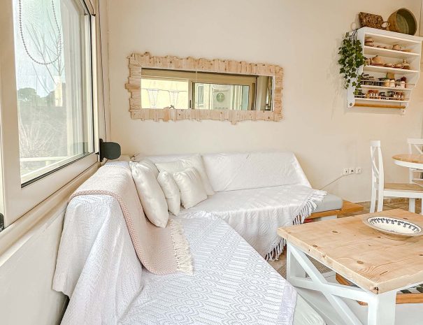 Comfortable living area in Mountain Bliss Guesthouse 1