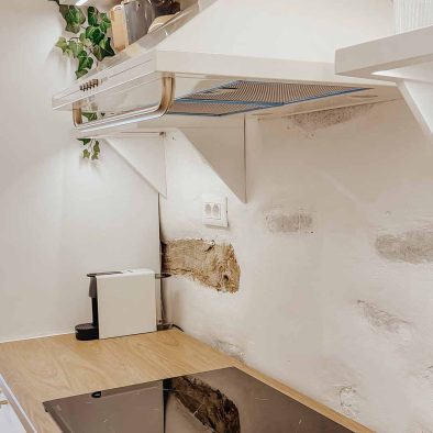 Bright open plan living and kitchen area in Guesthouse 3