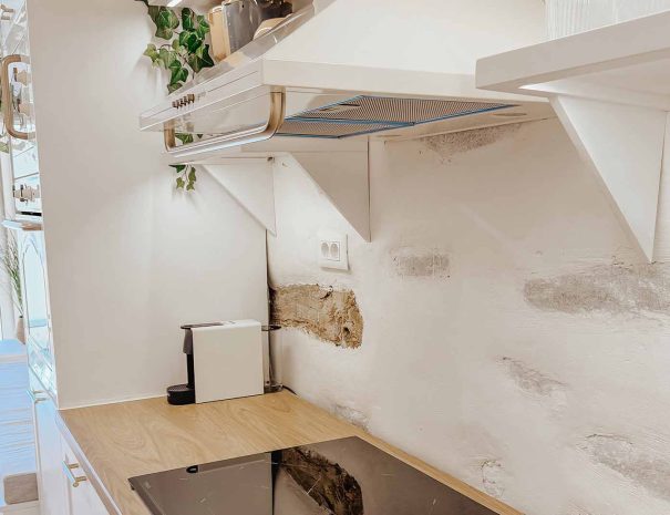 Bright open plan living and kitchen area in Guesthouse 3