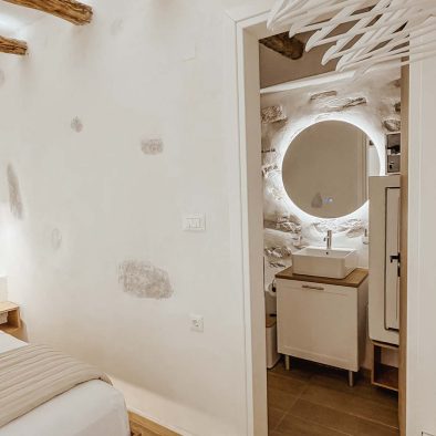 Bathroom with illuminated mirror in Mountain Bliss Guesthouse 3
