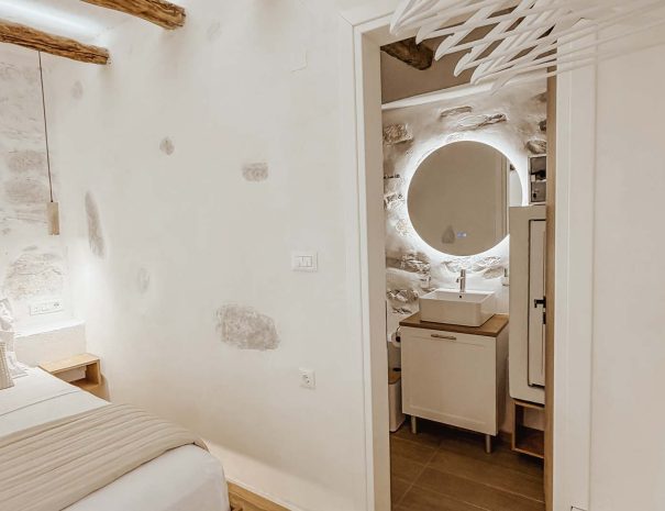 Bathroom with illuminated mirror in Mountain Bliss Guesthouse 3