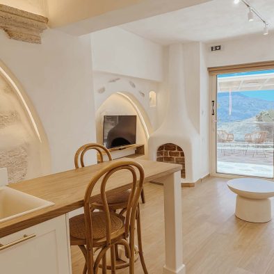 Dining and living area with mountain views in Guesthouse 3