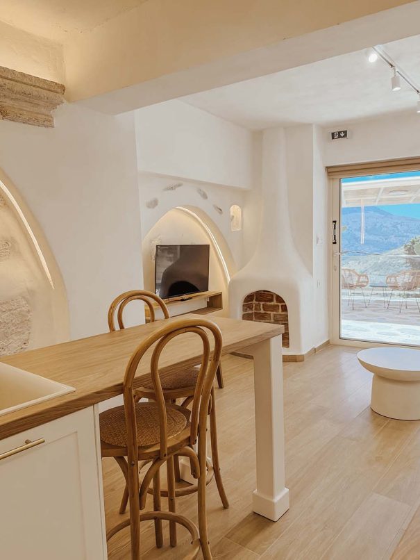 Dining and living area with mountain views in Guesthouse 3