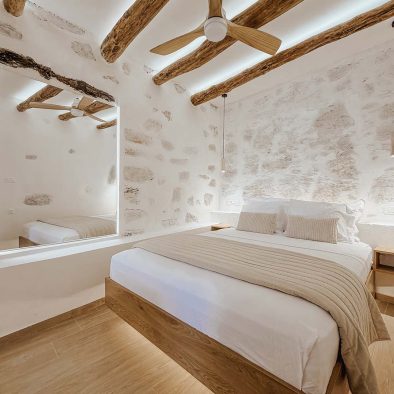 Double bedroom with traditional stone details in Guesthouse 3