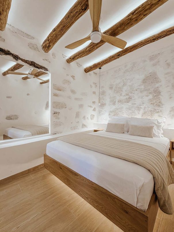 Double bedroom with traditional stone details in Guesthouse 3
