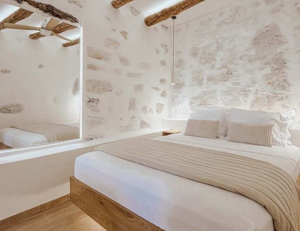 Double bedroom with exposed stone wall in Guesthouse 3