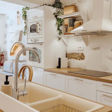 Kitchen with traditional stone arch in Mountain Bliss Guesthouse 3