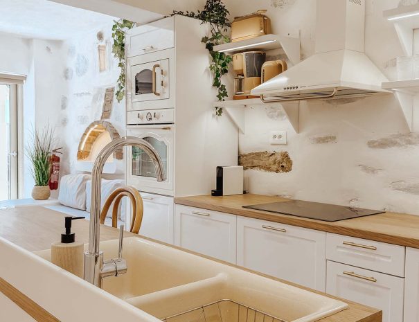 Kitchen with traditional stone arch in Mountain Bliss Guesthouse 3
