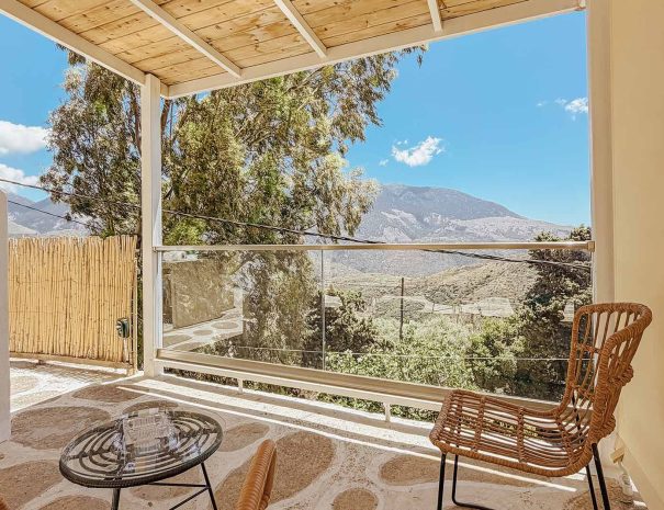 Private covered terrace with panoramic mountain views at Guesthouse 3