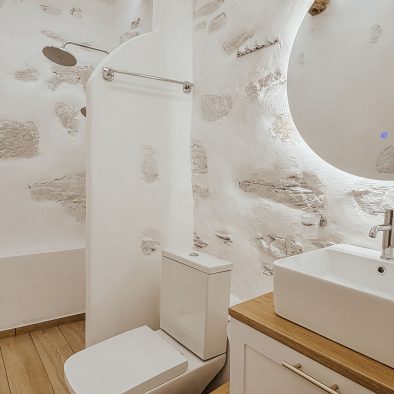 Modern bathroom with stone details in Mountain Bliss Guesthouse 3