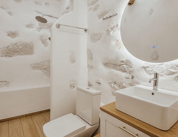Modern bathroom with stone details in Mountain Bliss Guesthouse 3