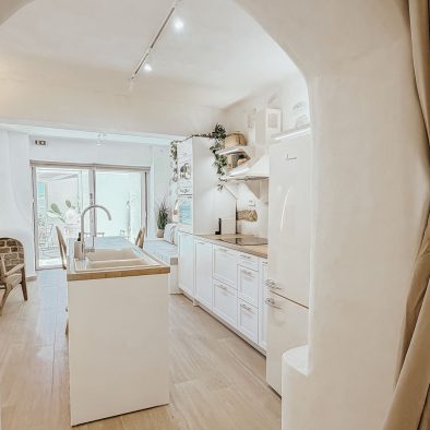 Open plan kitchen and living space in Mountain Bliss Guesthouse 3
