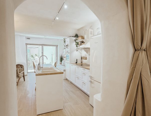 Open plan kitchen and living space in Mountain Bliss Guesthouse 3